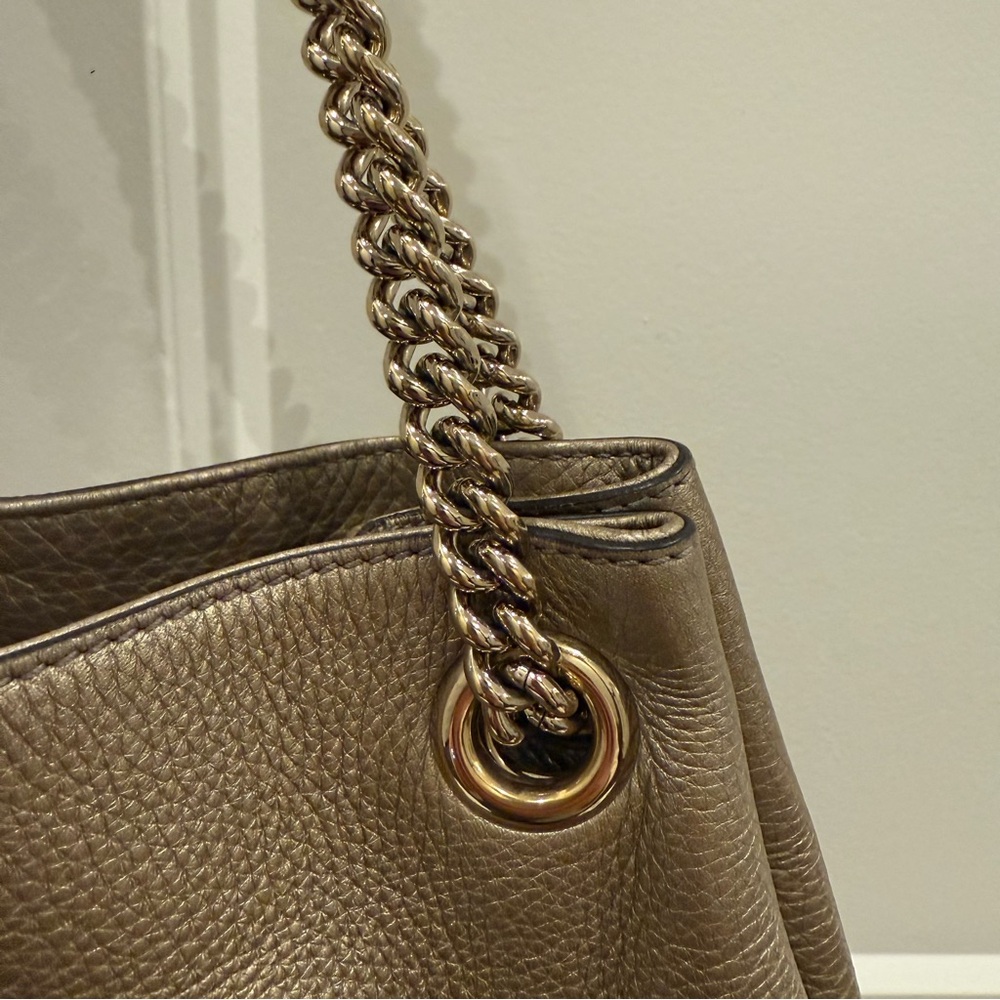 Gucci Soho Medium Chain Tote in Gold - Picture 15 of 16